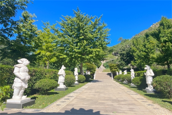 桃峰陵园十二生肖道路