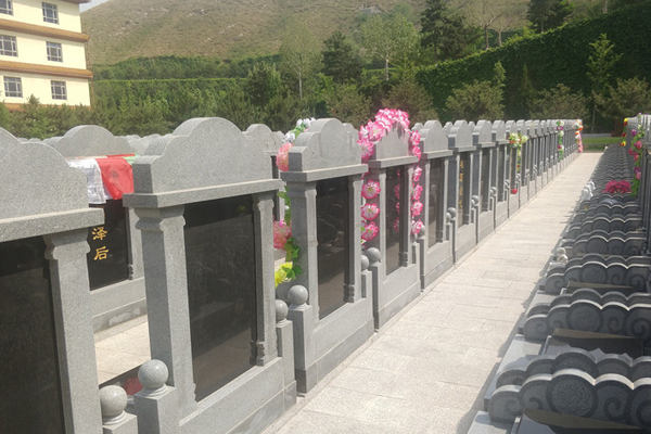 北京周边灵山宝塔陵园墓区
