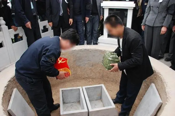 骨灰盒下葬
