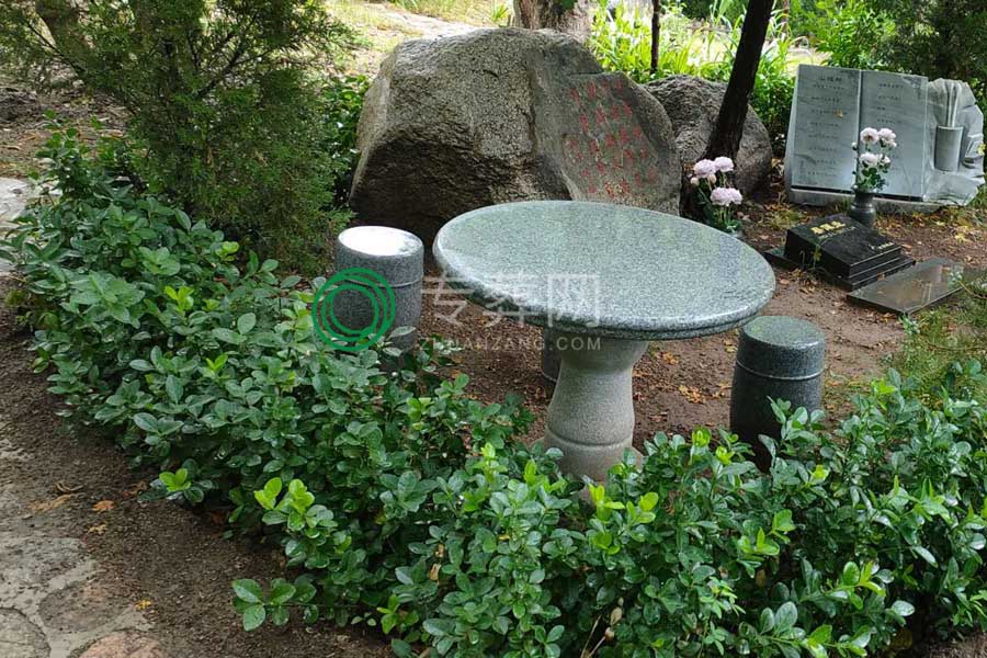 山京沟纪念林墓型
